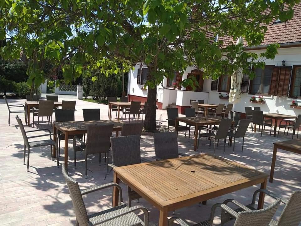 Noble'S Panzio Es Etterem Bed & Breakfast Nemesnep Luaran gambar