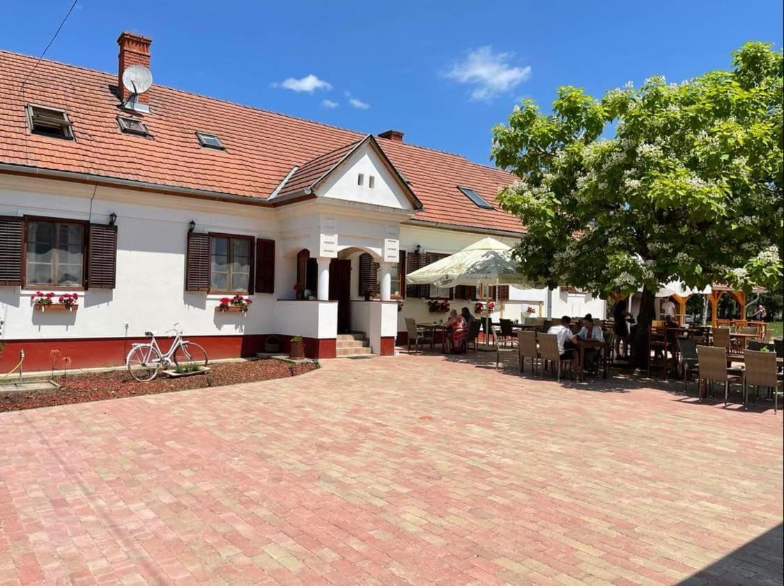 Noble'S Panzio Es Etterem Bed & Breakfast Nemesnep Luaran gambar